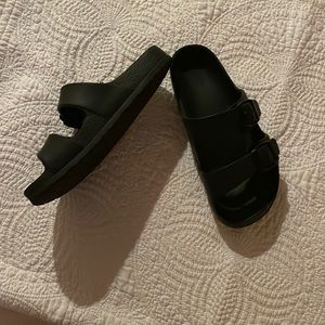 a black sandle
